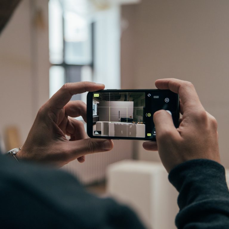 Zufriedener Kunde macht Fotos vom neuen Heim